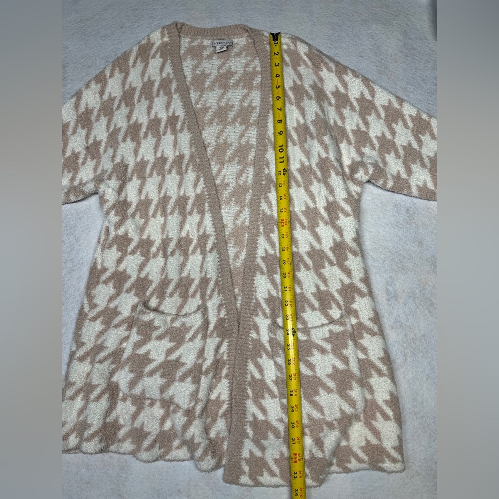 Sincerly Jules Women’s Medium Cream Geometric Shape Sweater Shawl - Picture 6 of 6